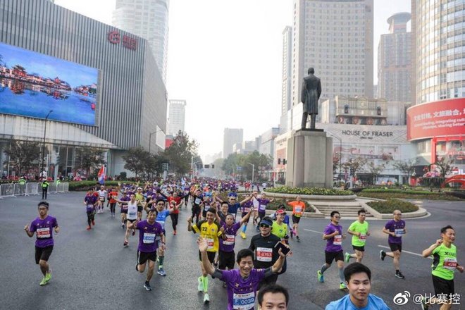 2019南马激情开跑 近3万跑友领略“创新名城 美丽古都”魅力