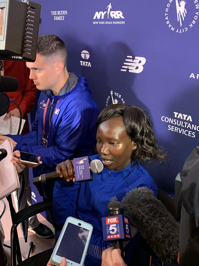 男女半马世界纪录保持者分获纽马男女冠军 | 跑圈十件事