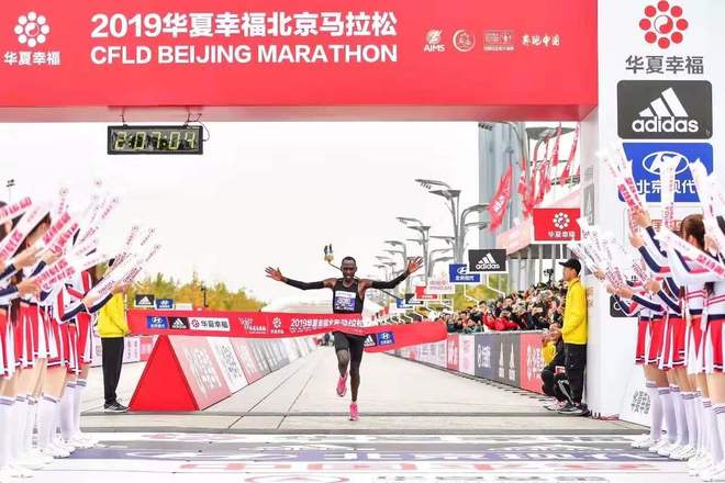 男女半马世界纪录保持者分获纽马男女冠军 | 跑圈十件事