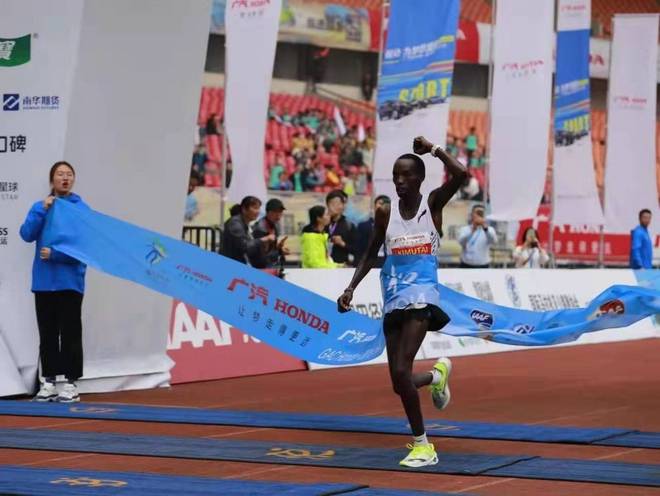 男女半马世界纪录保持者分获纽马男女冠军 | 跑圈十件事