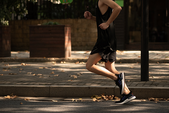 跑鞋上天，法力无边