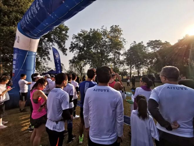 我去西湖跑半马，偶遇跑者施一公