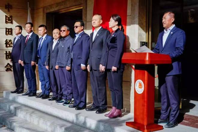 男女半马世界纪录保持者分获纽马男女冠军 | 跑圈十件事