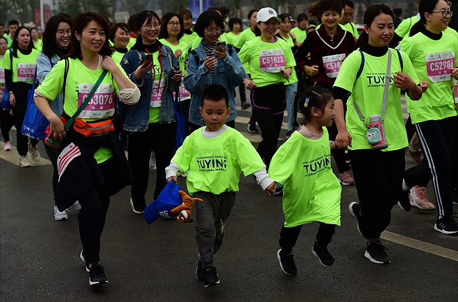 中国•长兴2019龙之梦•太湖图影国际马拉松开跑 万名跑者享受狂欢