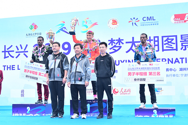 中国•长兴2019龙之梦•太湖图影国际马拉松开跑 万名跑者享受狂欢