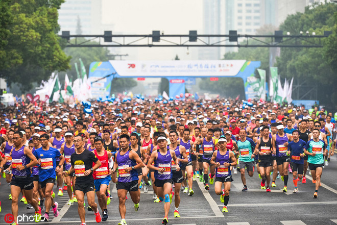 男女半马世界纪录保持者分获纽马男女冠军 | 跑圈十件事