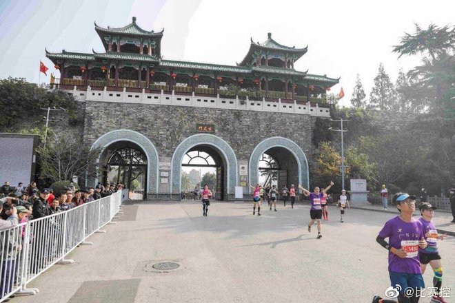 2019南马激情开跑 近3万跑友领略“创新名城 美丽古都”魅力