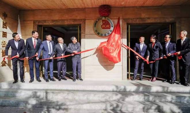 男女半马世界纪录保持者分获纽马男女冠军 | 跑圈十件事