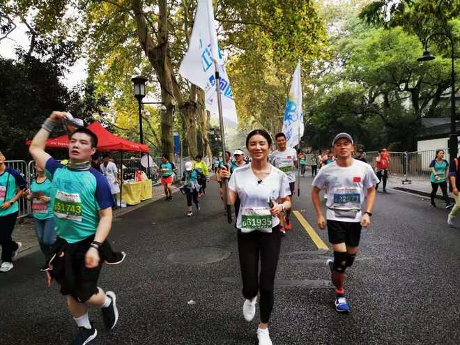 男女半马世界纪录保持者分获纽马男女冠军 | 跑圈十件事