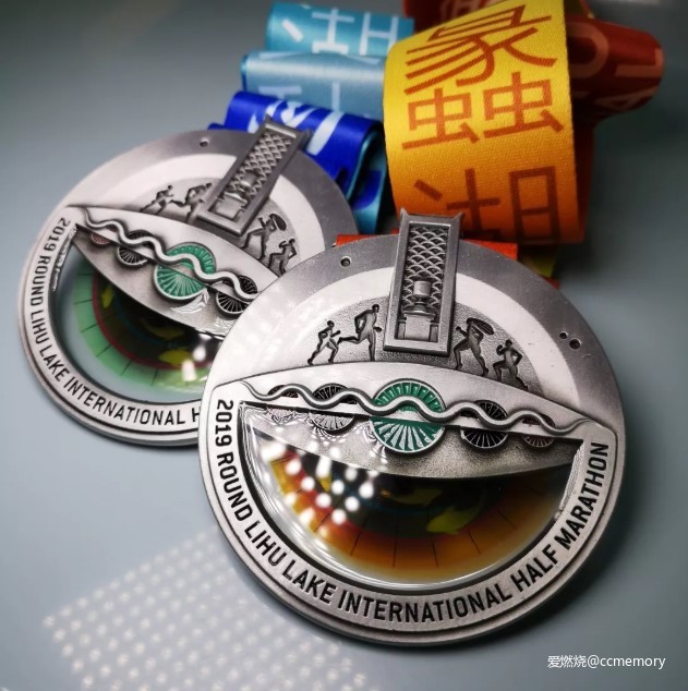 一面是湖水，一面是阳光