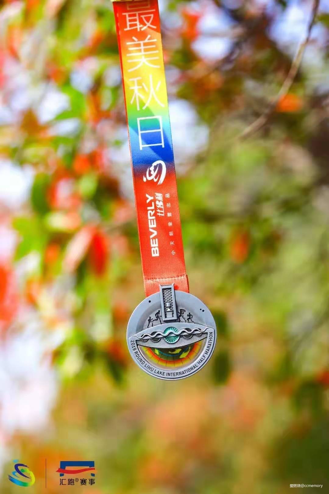 一面是湖水，一面是阳光