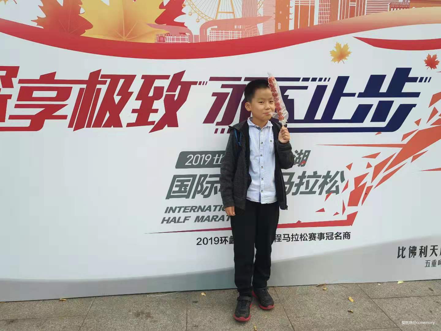 一面是湖水，一面是阳光