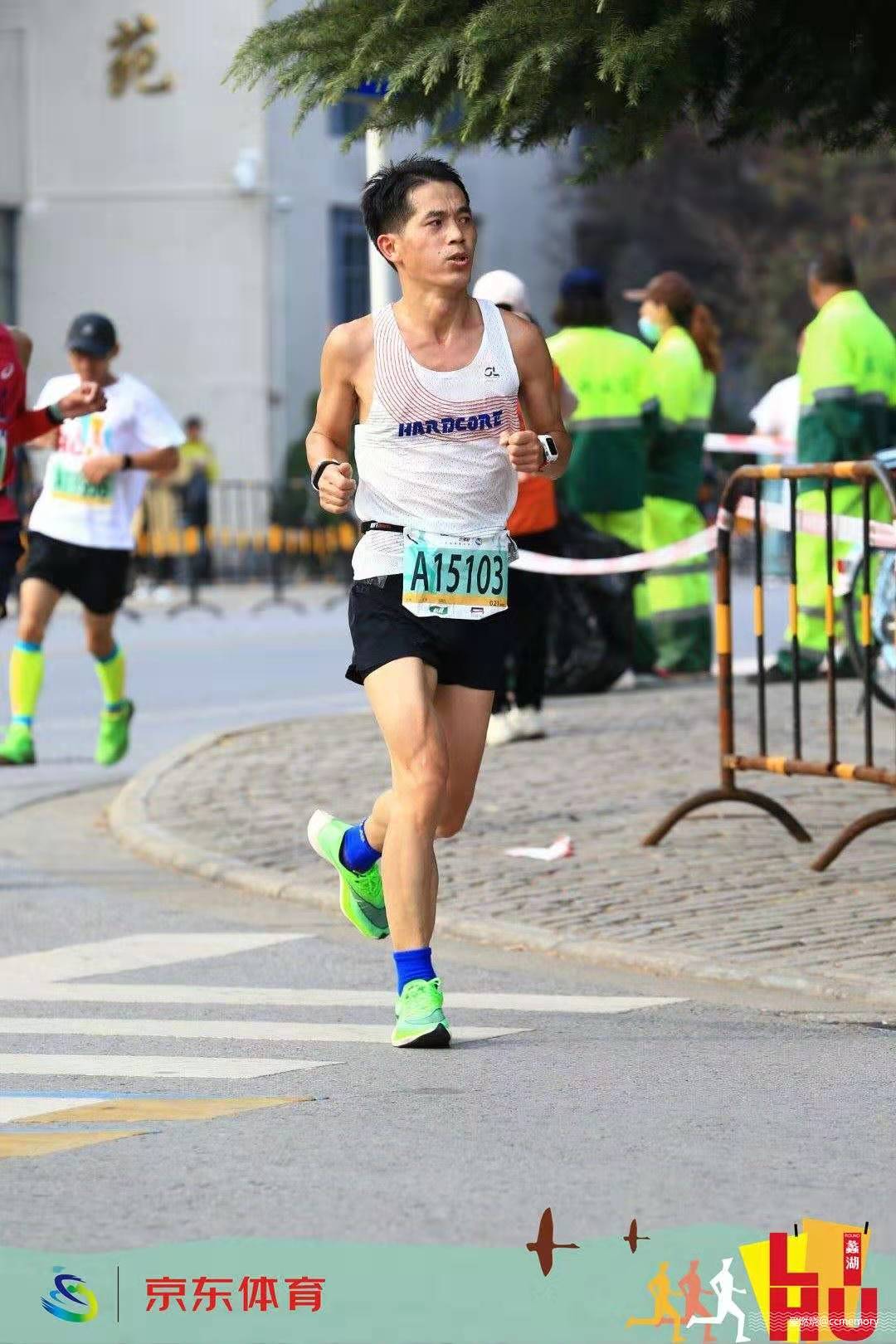 一面是湖水，一面是阳光