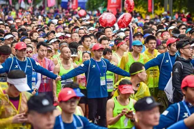 深马再现国旗事件 百万激励计划助力中国马拉松发展 | 跑圈十件事