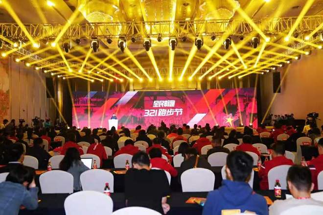 深马再现国旗事件 百万激励计划助力中国马拉松发展 | 跑圈十件事