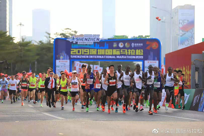 深马再现国旗事件 百万激励计划助力中国马拉松发展 | 跑圈十件事