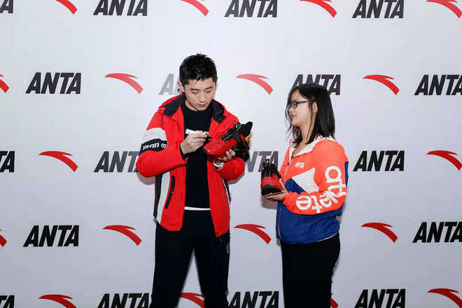 深马再现国旗事件 百万激励计划助力中国马拉松发展 | 跑圈十件事