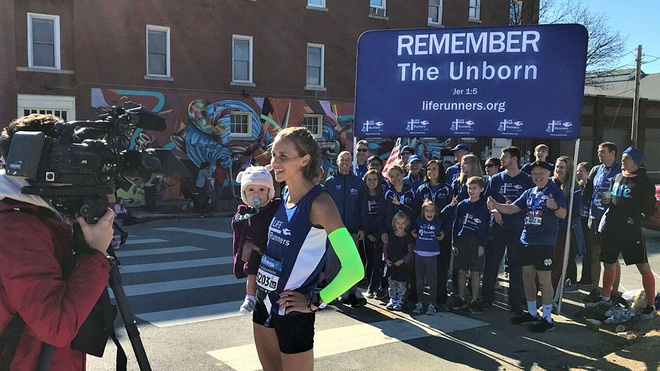 1:21:24！这个辣妈推着宝宝跑完了半马