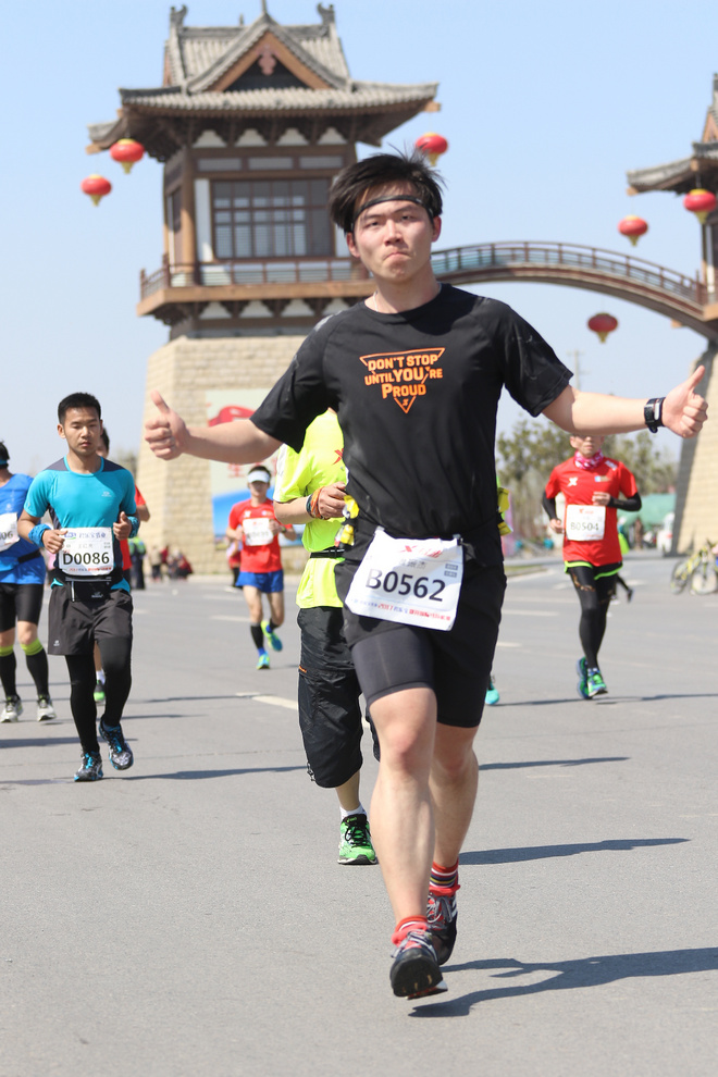 通勤路上的“超级飞侠” 他们，跑着上下班