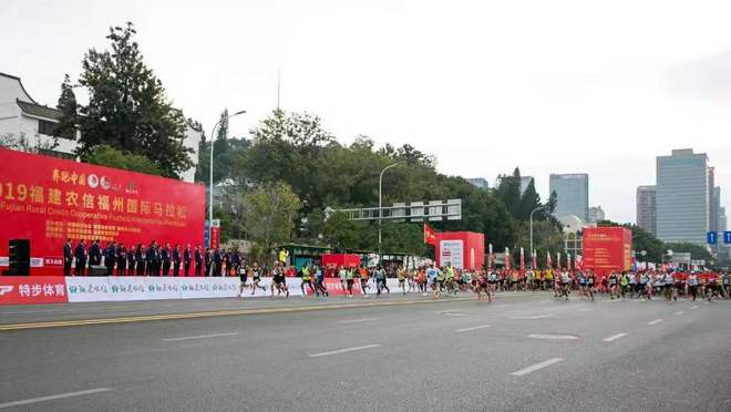 深马再现国旗事件 百万激励计划助力中国马拉松发展 | 跑圈十件事