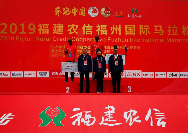 深马再现国旗事件 百万激励计划助力中国马拉松发展 | 跑圈十件事