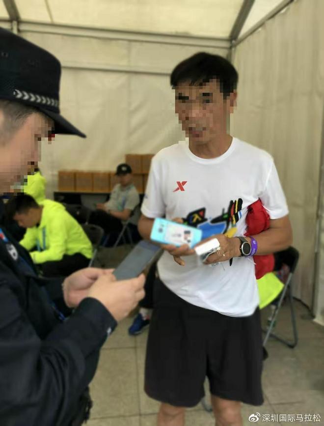 深马再现国旗事件 百万激励计划助力中国马拉松发展 | 跑圈十件事