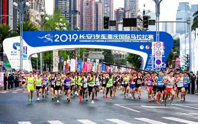 深马再现国旗事件 百万激励计划助力中国马拉松发展 | 跑圈十件事