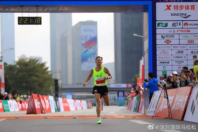 深马再现国旗事件 百万激励计划助力中国马拉松发展 | 跑圈十件事