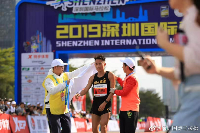 深马再现国旗事件 百万激励计划助力中国马拉松发展 | 跑圈十件事