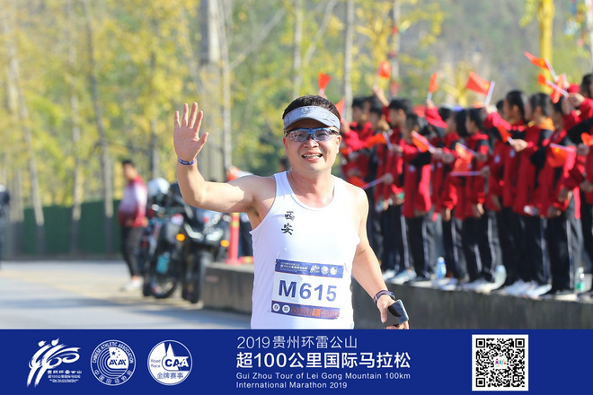 通勤路上的“超级飞侠” 他们，跑着上下班