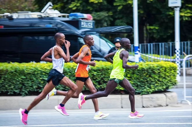 深马再现国旗事件 百万激励计划助力中国马拉松发展 | 跑圈十件事