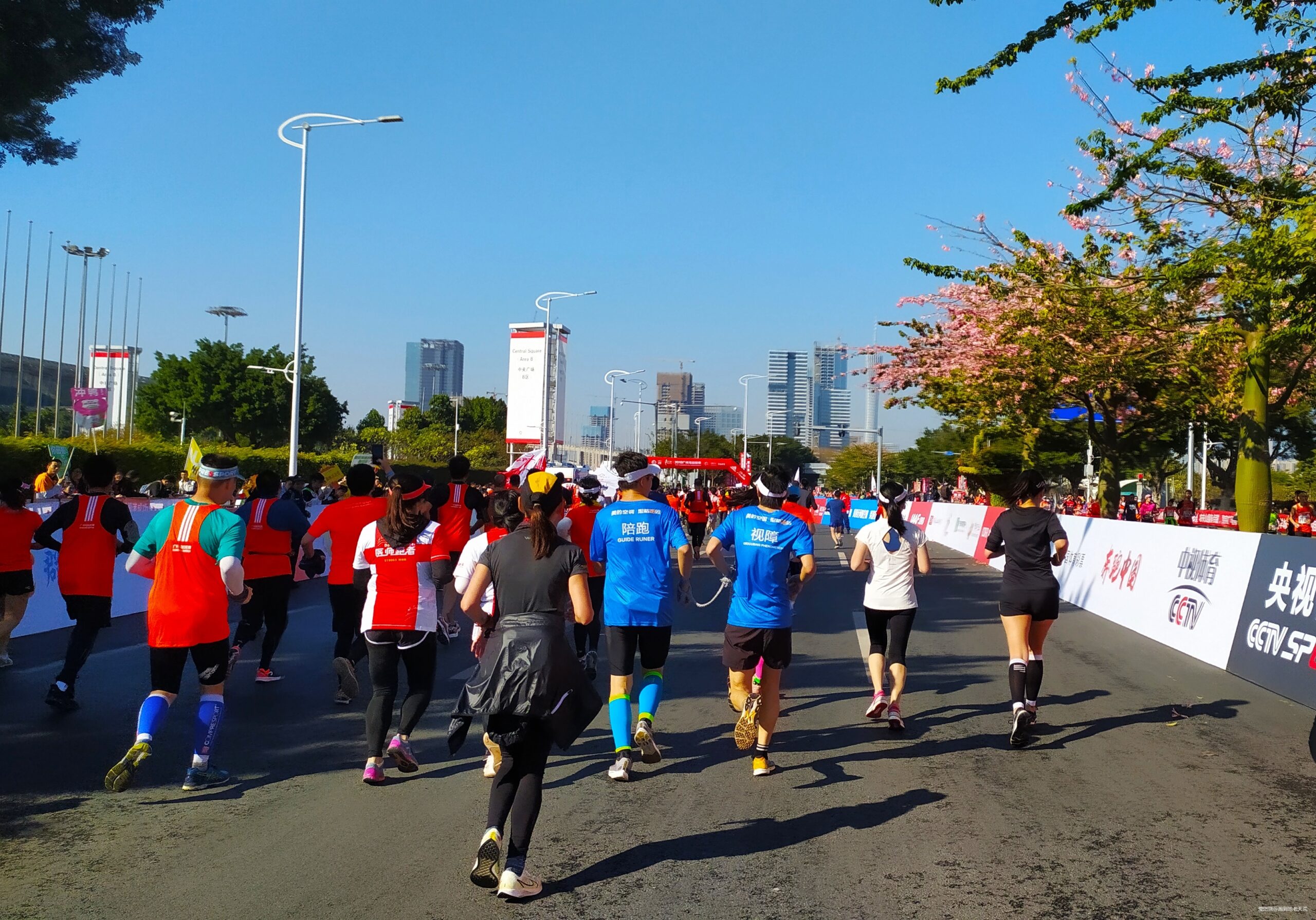 一起慢慢，数数羊城几只羊？——记2019广州马拉松（by跑到地老天荒）