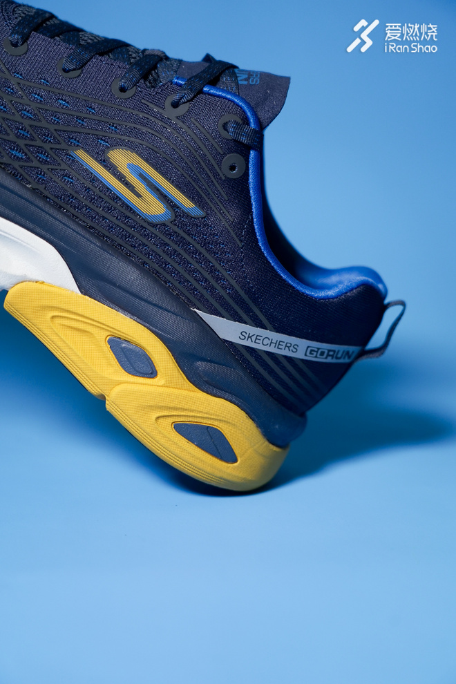 开箱 | 缓震拉满 SKECHERS（斯凯奇）MAX CUSHIONING ULTIMATE