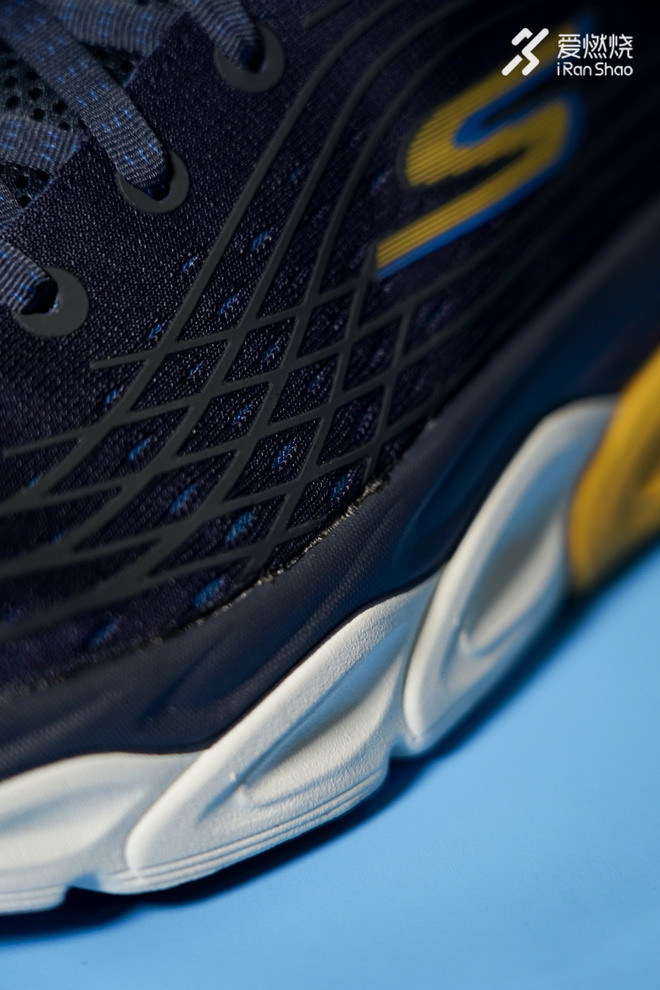 开箱 | 缓震拉满 SKECHERS（斯凯奇）MAX CUSHIONING ULTIMATE