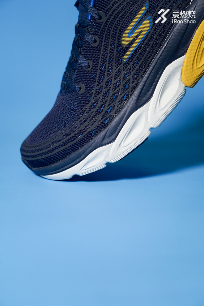 开箱 | 缓震拉满 SKECHERS（斯凯奇）MAX CUSHIONING ULTIMATE