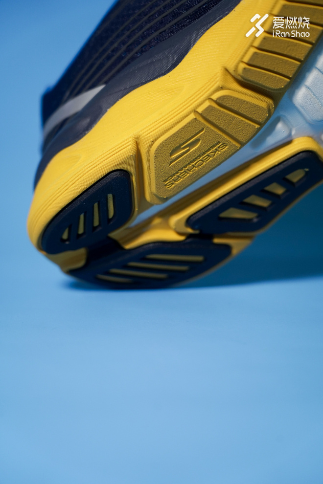 开箱 | 缓震拉满 SKECHERS（斯凯奇）MAX CUSHIONING ULTIMATE