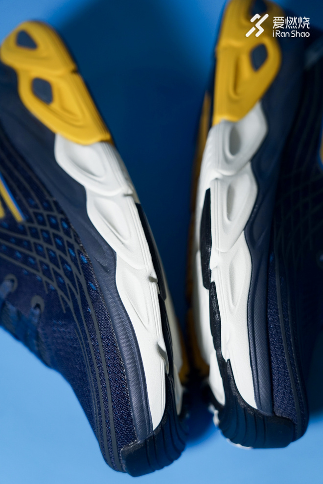 开箱 | 缓震拉满 SKECHERS（斯凯奇）MAX CUSHIONING ULTIMATE