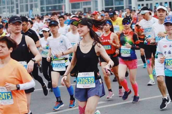 一个跑渣得想点儿什么才能熬过42.195公里？