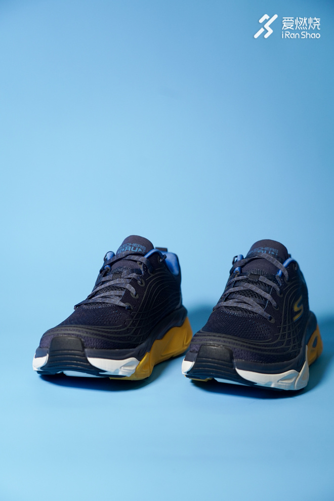开箱 | 缓震拉满 SKECHERS（斯凯奇）MAX CUSHIONING ULTIMATE