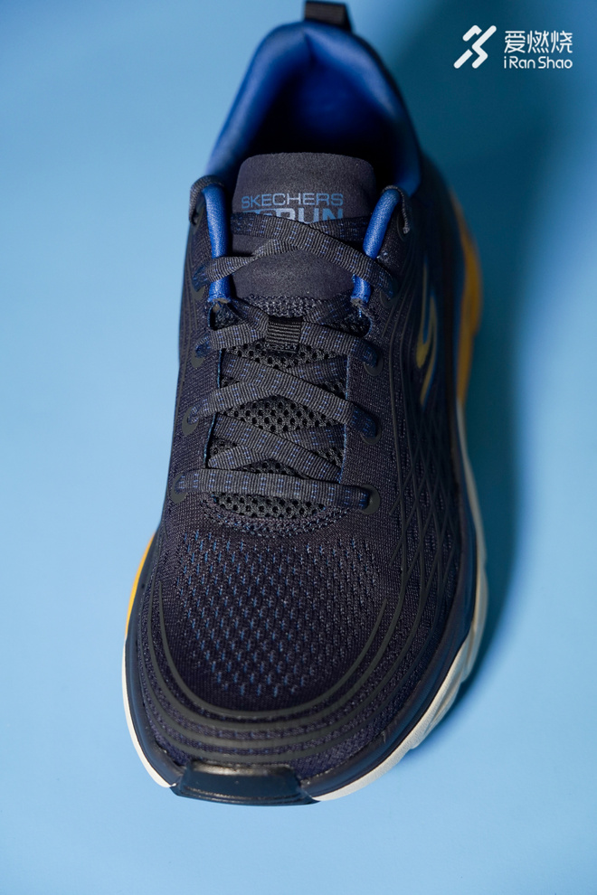 开箱 | 缓震拉满 SKECHERS（斯凯奇）MAX CUSHIONING ULTIMATE