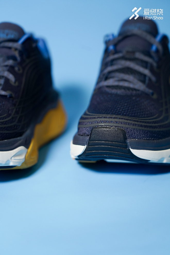 开箱 | 缓震拉满 SKECHERS（斯凯奇）MAX CUSHIONING ULTIMATE