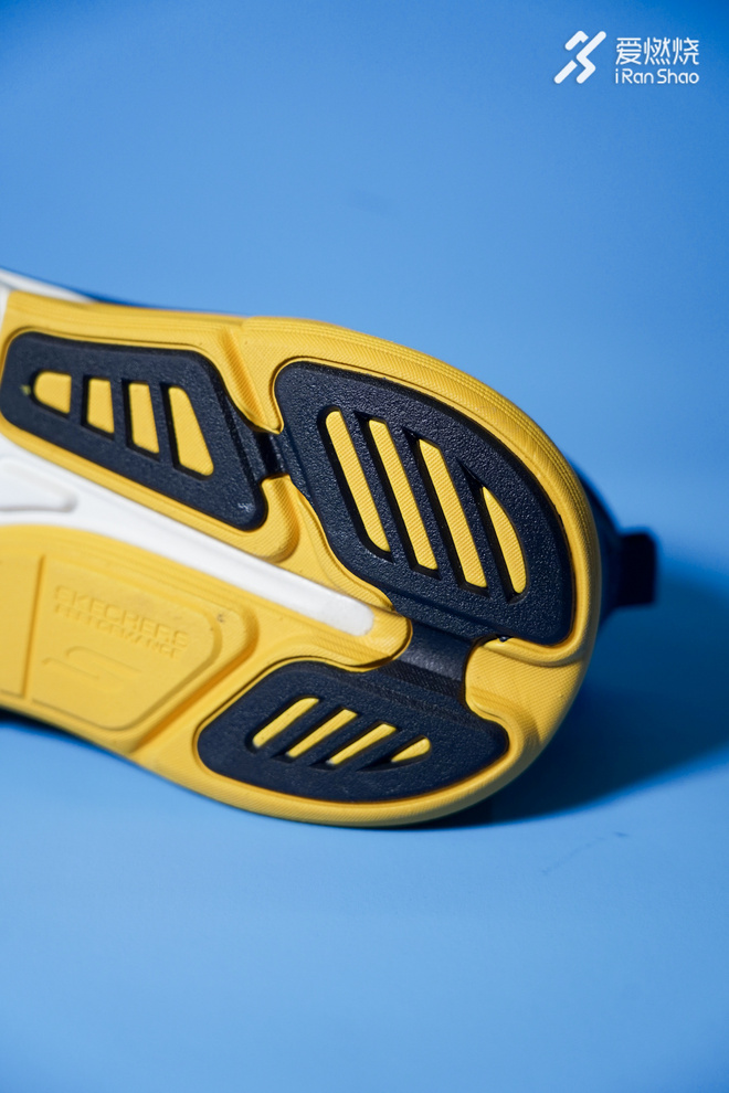 开箱 | 缓震拉满 SKECHERS（斯凯奇）MAX CUSHIONING ULTIMATE