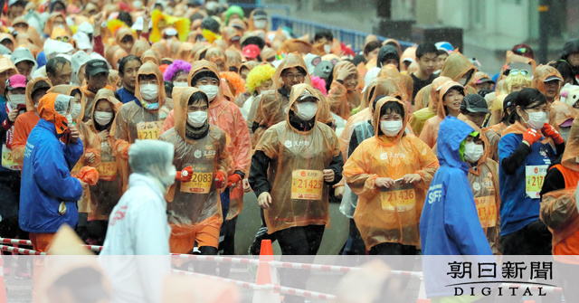 5公里世界纪录被打破 adidas和New Balance相继发布碳板跑鞋 | 跑圈十件事