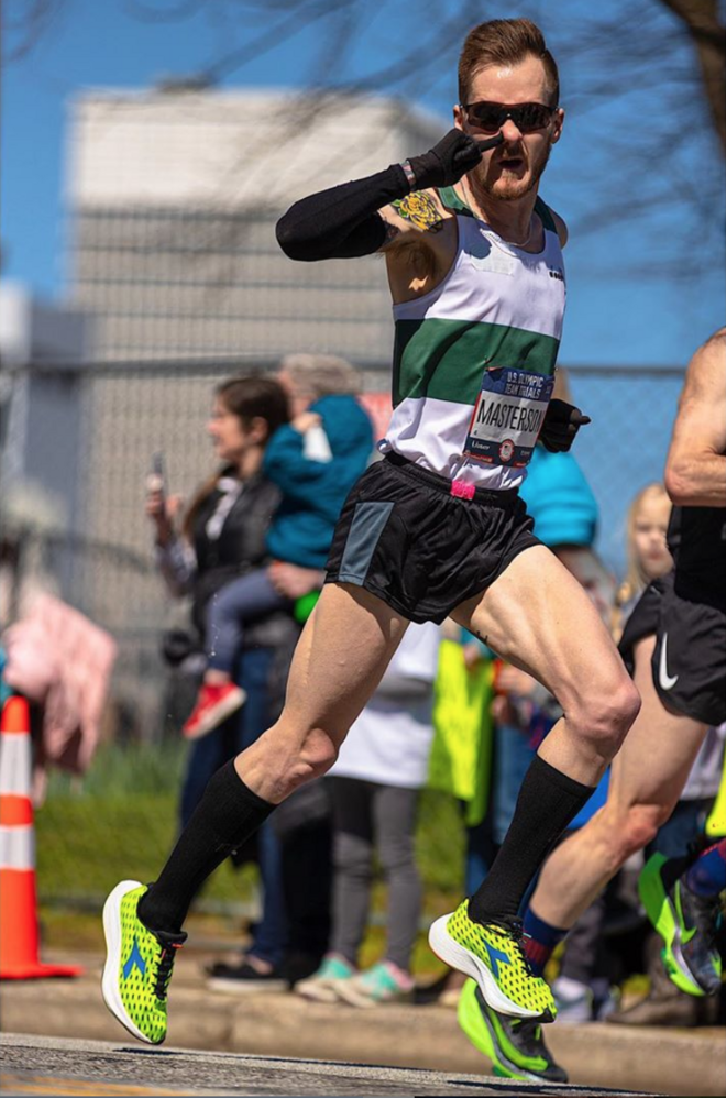 对比美国精英选手穿的跑鞋 我们发现……