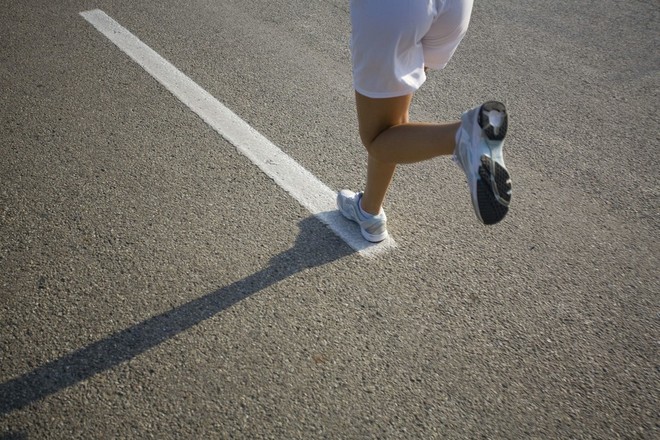 穿厚底鞋跑得更快，但也更容易受伤？