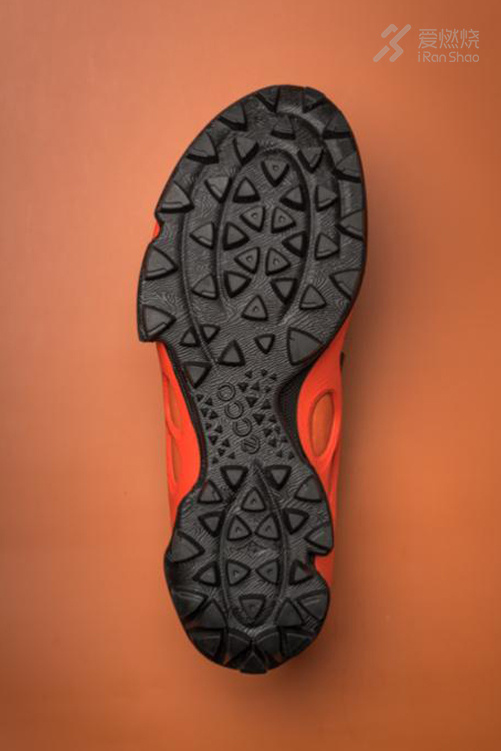 在路边走着走着，突然就想跑越野了