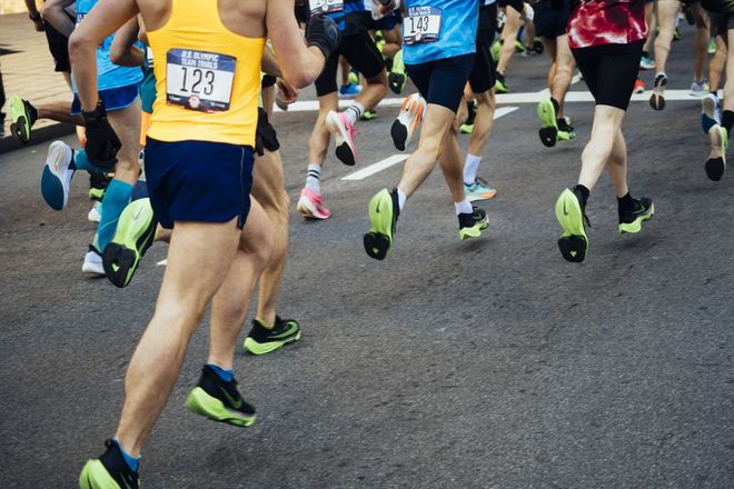 对比美国精英选手穿的跑鞋 我们发现……