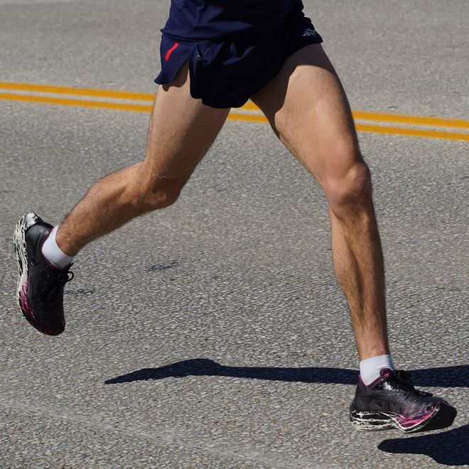 对比美国精英选手穿的跑鞋 我们发现……