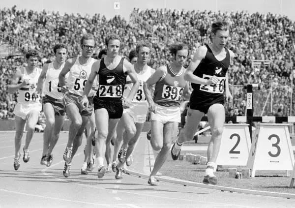 比全马跑者耐力更好的人 是马拉松摄影师