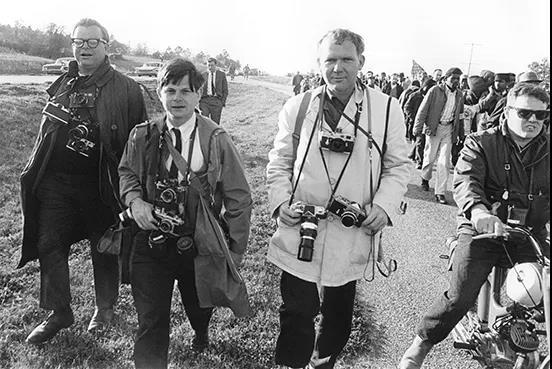 比全马跑者耐力更好的人 是马拉松摄影师